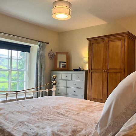 Plas Yn Yale With Mountain Views From All Windows 雷克瑟姆 外观 照片