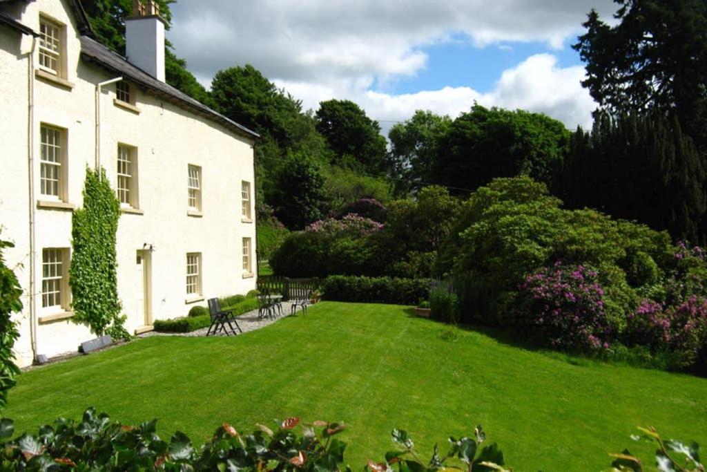 Plas Yn Yale With Mountain Views From All Windows 雷克瑟姆 外观 照片