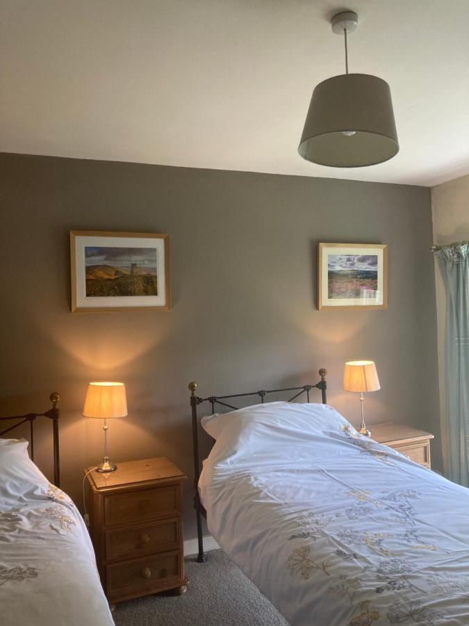 Plas Yn Yale With Mountain Views From All Windows 雷克瑟姆 外观 照片