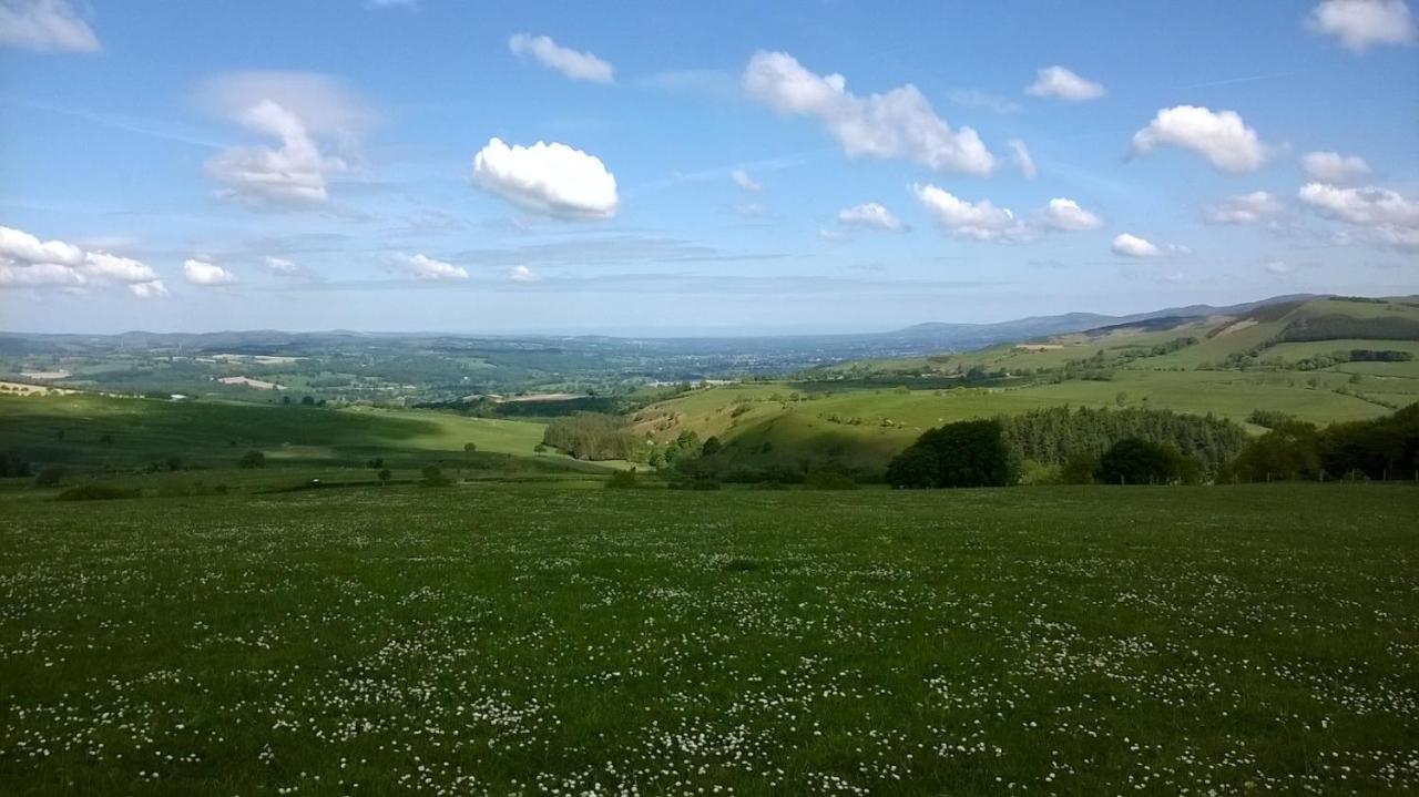 Plas Yn Yale With Mountain Views From All Windows 雷克瑟姆 外观 照片